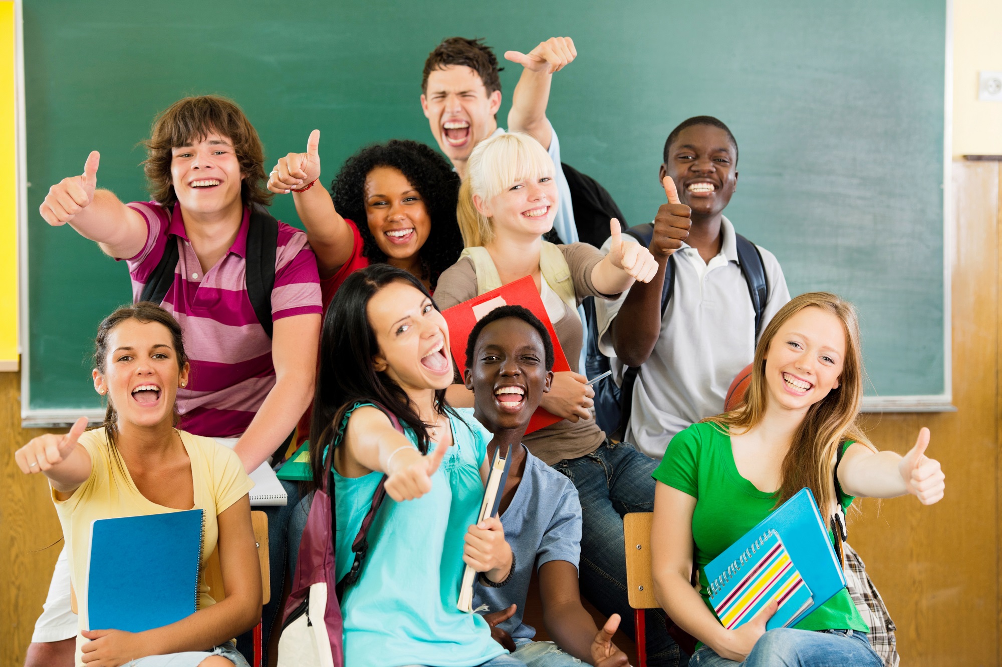 Nowadays many. Фото школьники смеются. Classmates картинки. Компания школьников смеются. Люди ученики смеются Америка.